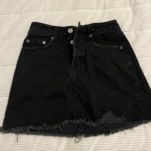 Black denim American eagle skirt 
Size 00
Great condition